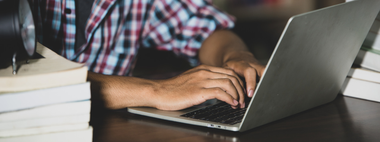 Persona trabajando con ordenador portátil