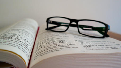 Libro y gafas