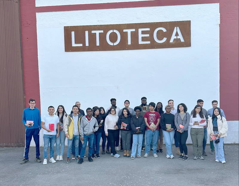 Foto del grupo en la puerta de la litoteca.