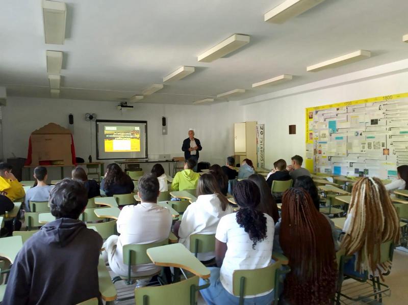 Foto de Luis Mansilla en el IES Mercurio. Aula polivalente.