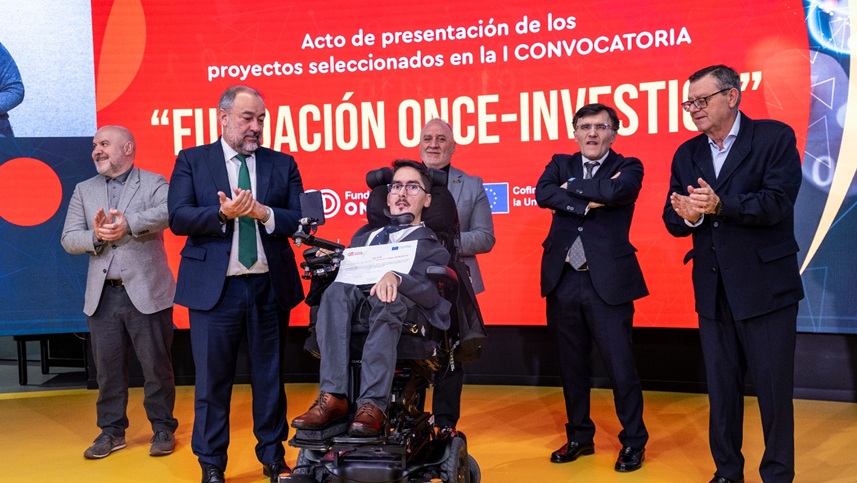 Nacho Fente recibe la beca ONCE Investiga