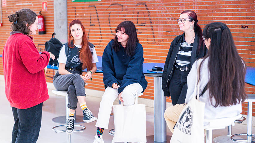 Un grupo de estudiantes en el Campus de Cuenca