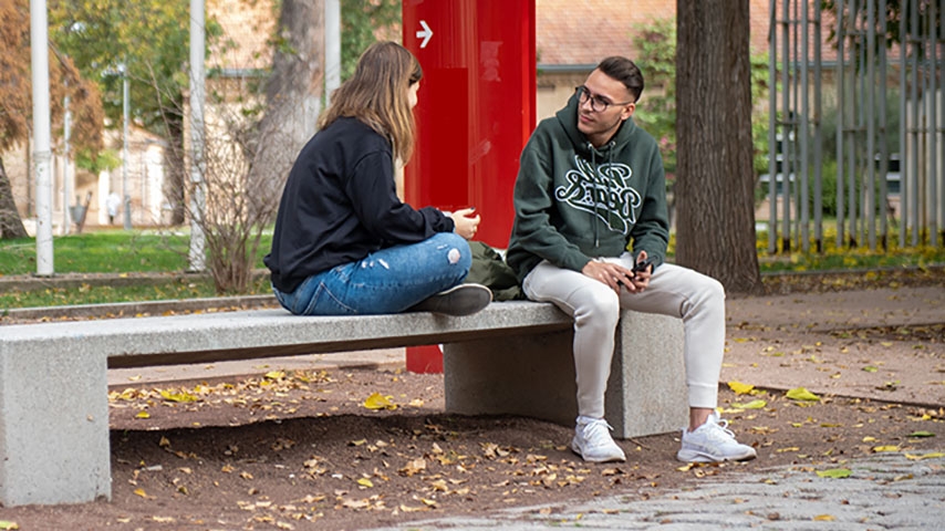 Dos estudiantes en el Campus de Toledo