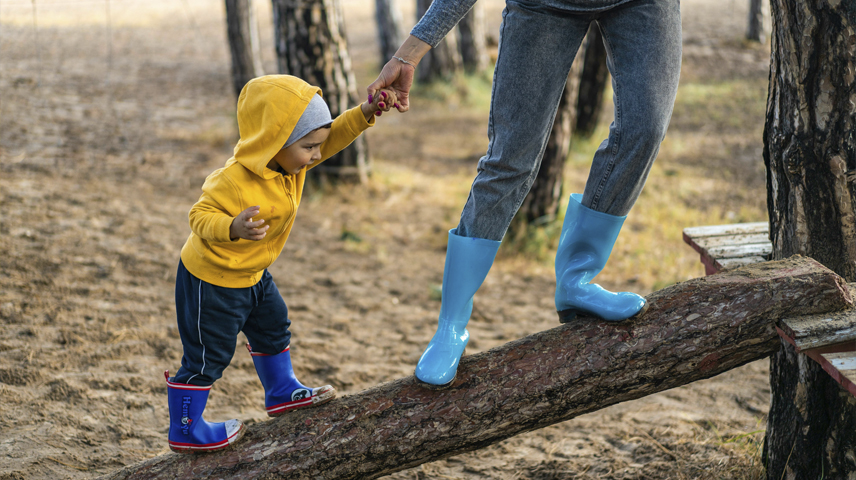 Dar más de 12 000 pasos diarios durante el año escolar para reducir la obesidad infantil